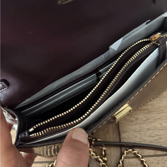 New TORY BURCH BRITTEN PATENT CHAIN WALLET W. WRISTLET timporlano color - Picture 8 of 13